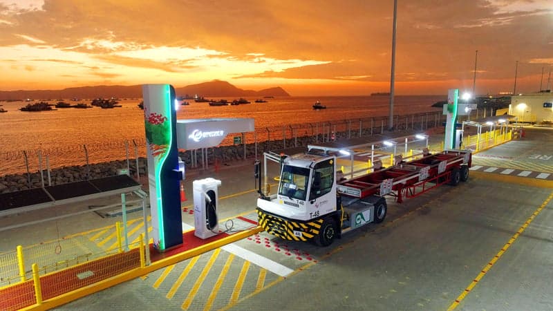 Tractores terminales eléctricos Terberg YT203EV en la terminal portuaria DP World Callao, Perú