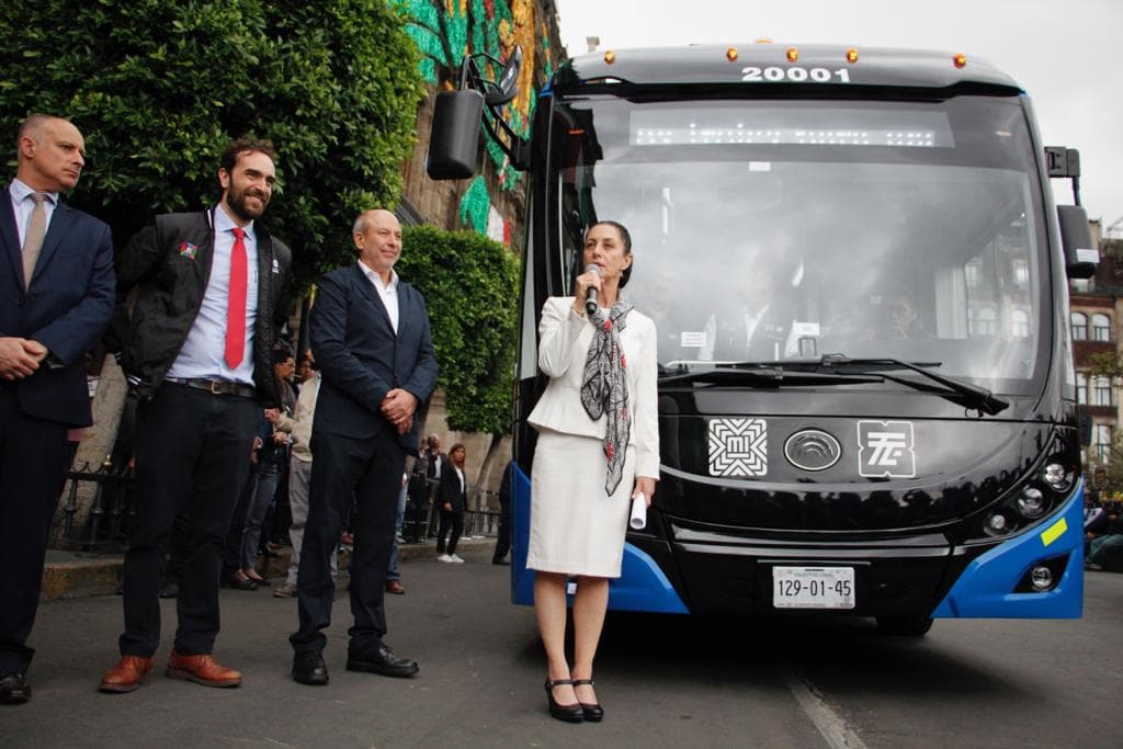 Trolebus del Servicio de Transportes Electricos en el Eje Central de la Ciudad de Mexico
