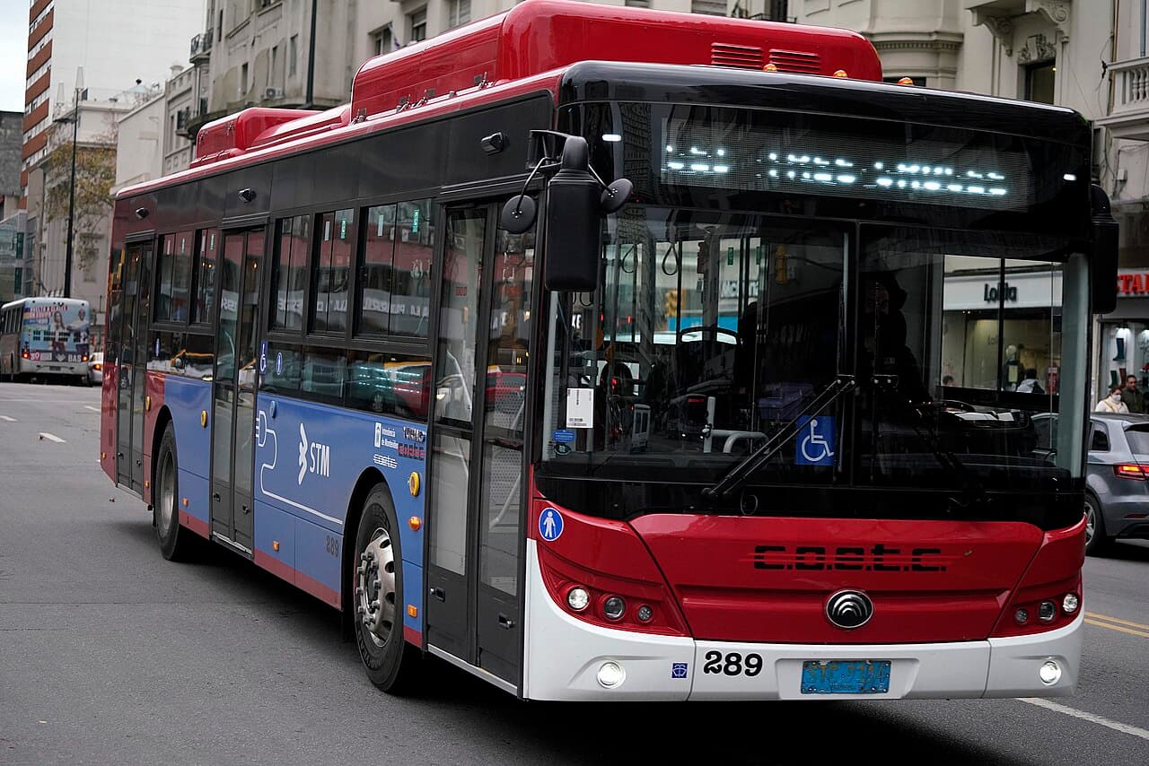 Omnibus electrico del transporte publico de Montevideo (COETC)